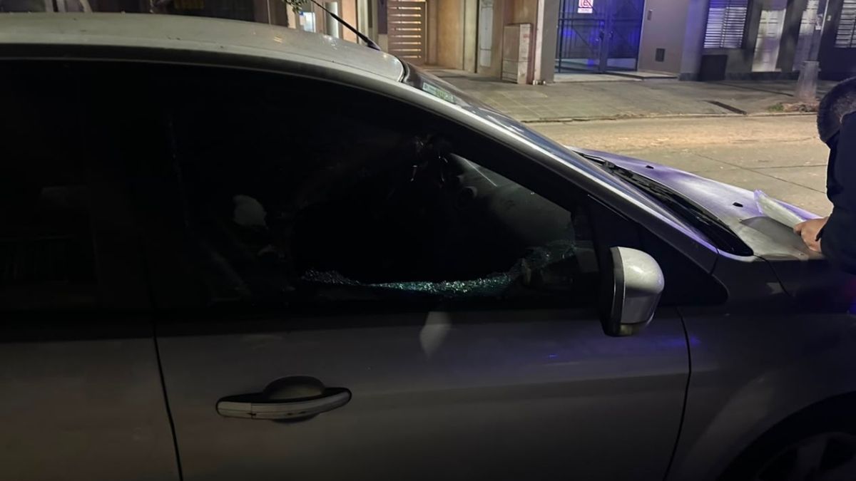 El ataque delictivo ocurrió en la zona de Mariano Comas al 2600, donde los delincuentes rompieron la ventanilla del vehículo.