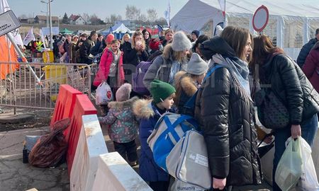 Los refugiados ucranianos cruzan las frontera hacia Polonia. Son todos mujeres y niños porque los hombres deben quedarse en el país como reservistas. Los refugiados ucranianos cruzan las frontera hacia Polonia. Son todos mujeres y niños porque los hombres deben quedarse en el país como reservistas.