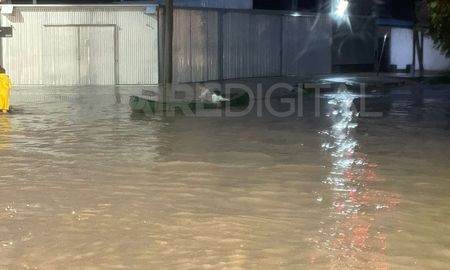 Ante las intensas lluvias, un hombre sorprendió a sus vecinos al salir en canoa por avenida Gorriti. Ante las intensas lluvias, un hombre sorprendió a sus vecinos al salir en canoa por avenida Gorriti.