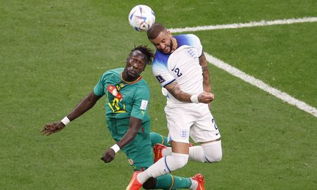 Kyle Walker (d) de Inglaterra disputa un balón con Pape Gueye de Senegal hoy, en un partido de los octavos de final del Mundial de Fútbol Qatar 2022 entre Inglaterra y Senegal en el estadio Al Bait en Jor (Catar). Kyle Walker (d) de Inglaterra disputa un balón con Pape Gueye de Senegal hoy, en un partido de los octavos de final del Mundial de Fútbol Qatar 2022 entre Inglaterra y Senegal en el estadio Al Bait en Jor (Catar).
