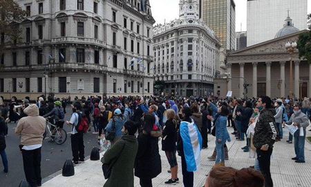 Unas 200 personas se manifestaron este lunes frente al Cabildo, en torno a la Plaza de Mayo, en protesta al aislamiento obligatorio dispuesto por la pandemia de coronavirus, debido a que consideran que esa medida viola sus derechos constitucionales. Unas 200 personas se manifestaron este lunes frente al Cabildo, en torno a la Plaza de Mayo, en protesta al aislamiento obligatorio dispuesto por la pandemia de coronavirus, debido a que consideran que esa medida viola sus derechos constitucionales.