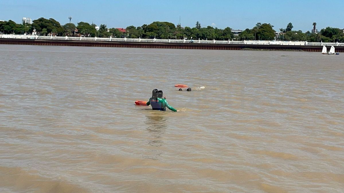 La costanera de Santa Fese convirtió en un escenario de esfuerzo y dedicación para un grupo de jóvenesque se preparan para ser guardavidas profesionales.