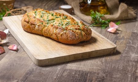 Pan de ajo para acompañar las picadas. Pan de ajo para acompañar las picadas.