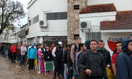 en el penultimo dia de canje de entradas, los hinchas esperan el boleto a la final de la sudamericana bajo la lluvia en el penultimo dia de canje de entradas, los hinchas esperan el boleto a la final de la sudamericana bajo la lluvia