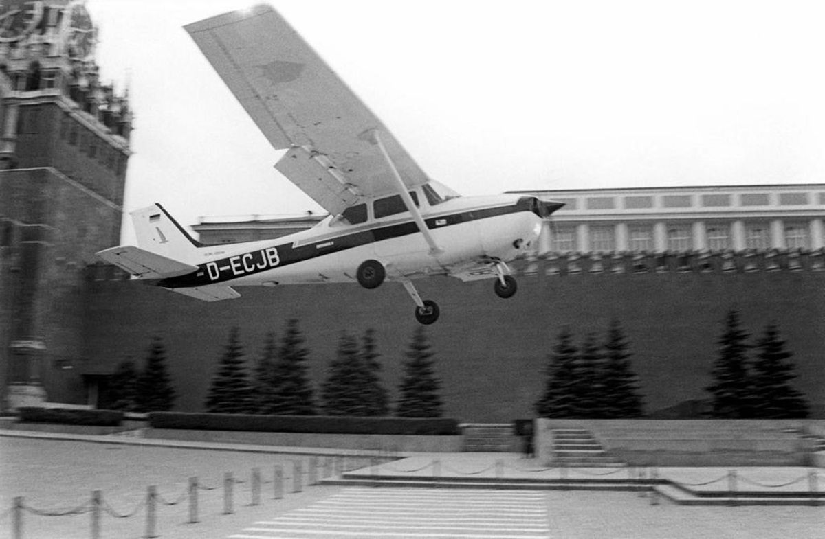 A las 17.40, fue detectado por el radar del Aeropuerto de Sheremetyevo, el mayor y más importante del país, ubicado al norte de Moscú. Pero, cuando descubrieron que algo andaba terriblemente mal, porque el intruso ya se encontraba en el espacio aéreo moscovita, donde los vuelos –con algunas pocas excepciones, sobre todo militares– estaban estrictamente prohibidos, ya era demasiado tarde para hacer algo. A las 17.40, fue detectado por el radar del Aeropuerto de Sheremetyevo, el mayor y más importante del país, ubicado al norte de Moscú. Pero, cuando descubrieron que algo andaba terriblemente mal, porque el intruso ya se encontraba en el espacio aéreo moscovita, donde los vuelos –con algunas pocas excepciones, sobre todo militares– estaban estrictamente prohibidos, ya era demasiado tarde para hacer algo.