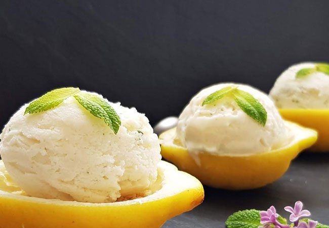 Podés servirlo en las mismas cáscaras de limón como bochas, en cucuruchos o compoteras