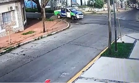 video: un patrullero choco y mato a un ladron que circulaba en una moto robada video: un patrullero choco y mato a un ladron que circulaba en una moto robada