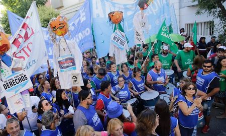 El ofrecimiento de la administración de Omar Perotti incluye un 10% en octubre; un 5% en diciembre y el restante 2% en enero, que sumado al 35% acordado en marzo pasado completa un incremento del 52% en todo el año. El ofrecimiento de la administración de Omar Perotti incluye un 10% en octubre; un 5% en diciembre y el restante 2% en enero, que sumado al 35% acordado en marzo pasado completa un incremento del 52% en todo el año.