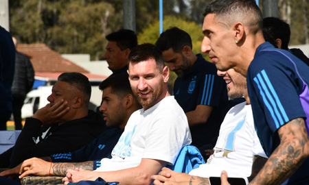 Lionel Messi mirando el amistoso del seleccionado Sub 23. Lionel Messi mirando el amistoso del seleccionado Sub 23.