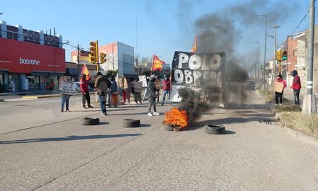 Manifestación de vecinos de barrios Santo Domingo, Los Troncos y San Agustín para reclamar agua potable y refuerzo alimentario para comedores. Manifestación de vecinos de barrios Santo Domingo, Los Troncos y San Agustín para reclamar agua potable y refuerzo alimentario para comedores.