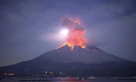 Imagen de la potente erupción que comenzó en Japón. Hay alerta máxima.&nbsp;