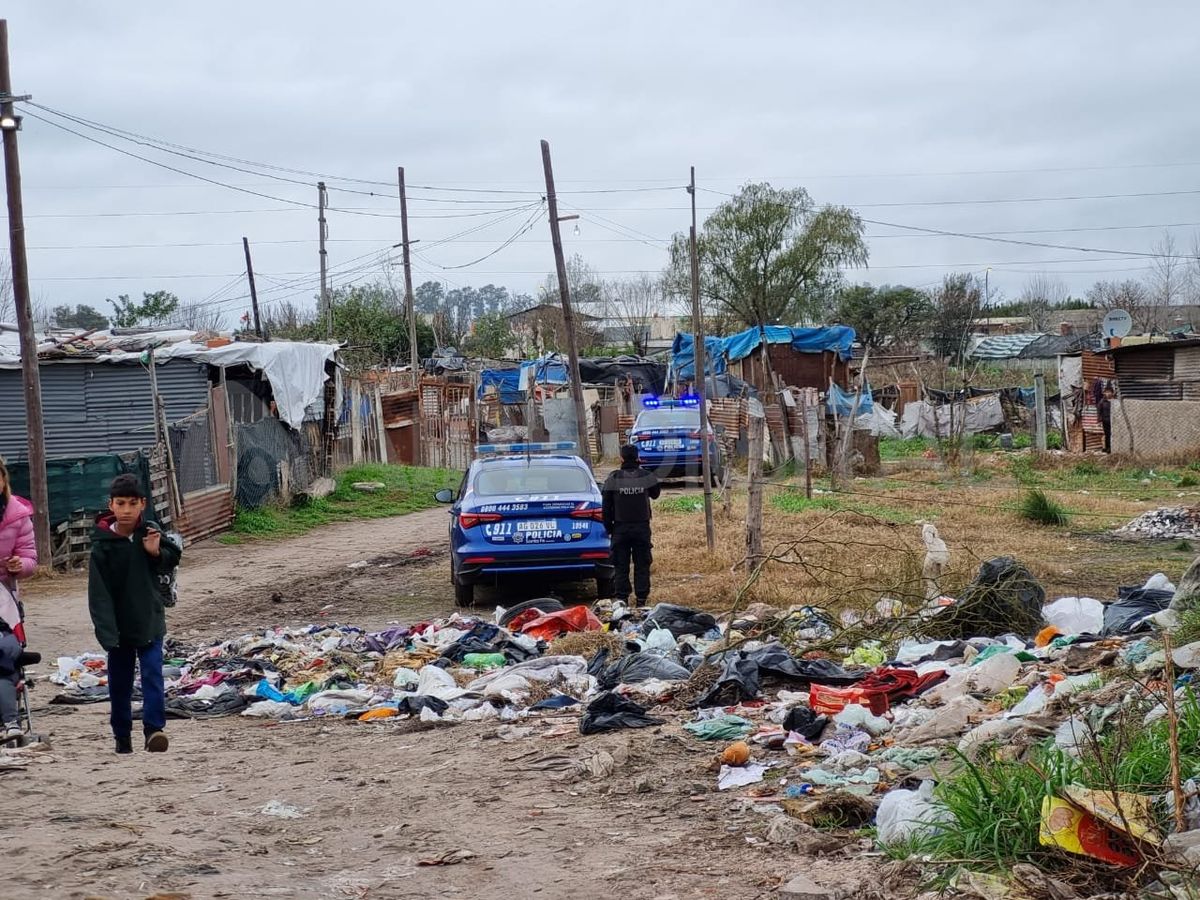 Un joven fue hallado asesinado a balazos en el barrio Las Flores de la ciudad de Rosario. Un joven fue hallado asesinado a balazos en el barrio Las Flores de la ciudad de Rosario.