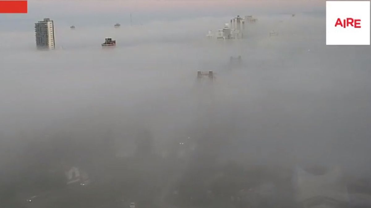 La niebla ocultó al Puente Colgante esta mañana en Santa Fe.