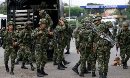 video: un soldado colombiano arrojo un perro al vacio, lo mato y se rio de el video: un soldado colombiano arrojo un perro al vacio, lo mato y se rio de el