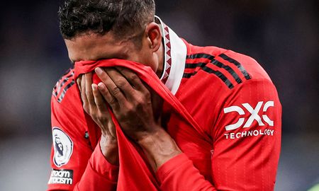 El zaguero central, de 29 años, se retiró entre lágrimas del estadio Stamford Bridge de la ciudad de Londres, a los 15 minutos del segundo tiempo. Fue reemplazado por el sueco Victor Lindelof. El zaguero central, de 29 años, se retiró entre lágrimas del estadio Stamford Bridge de la ciudad de Londres, a los 15 minutos del segundo tiempo. Fue reemplazado por el sueco Victor Lindelof.