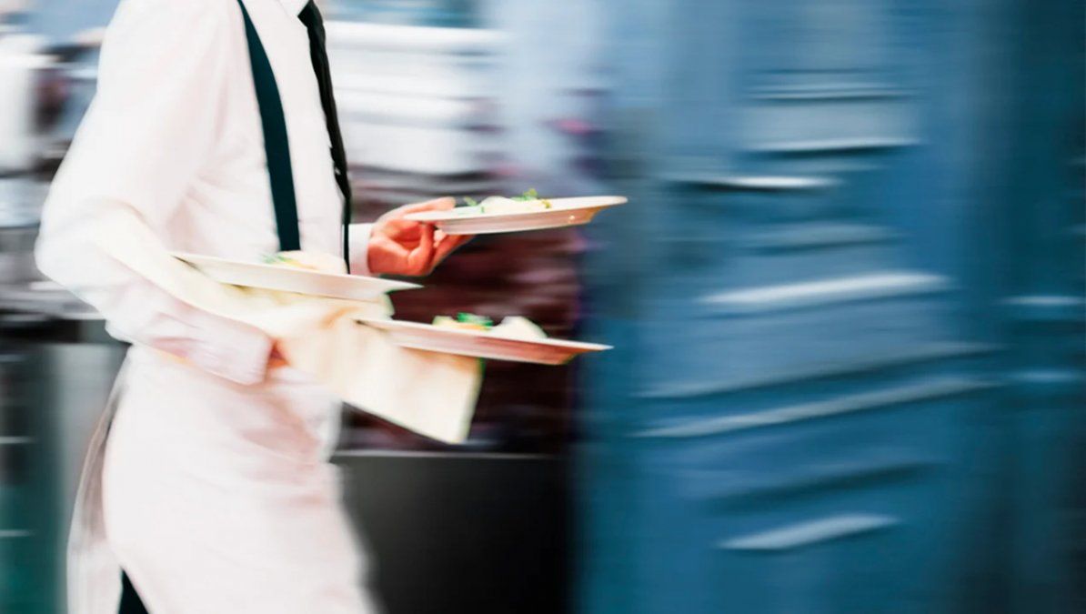 Le ofrecieron trabajo en un bar