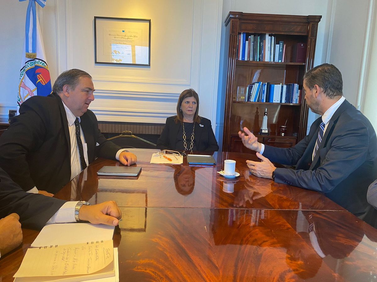 Patricia Bullrich junto a Juan Pablo Poletti y Sebastían Mastropaolo.