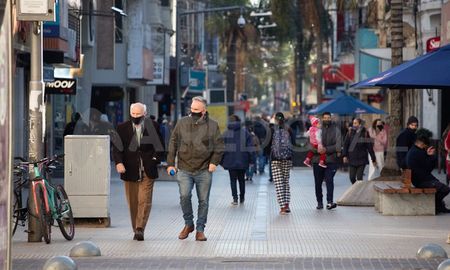 Desde el lunes los comercios vuelven a atender de manera presencial, hasta las 17. Desde el lunes los comercios vuelven a atender de manera presencial, hasta las 17.