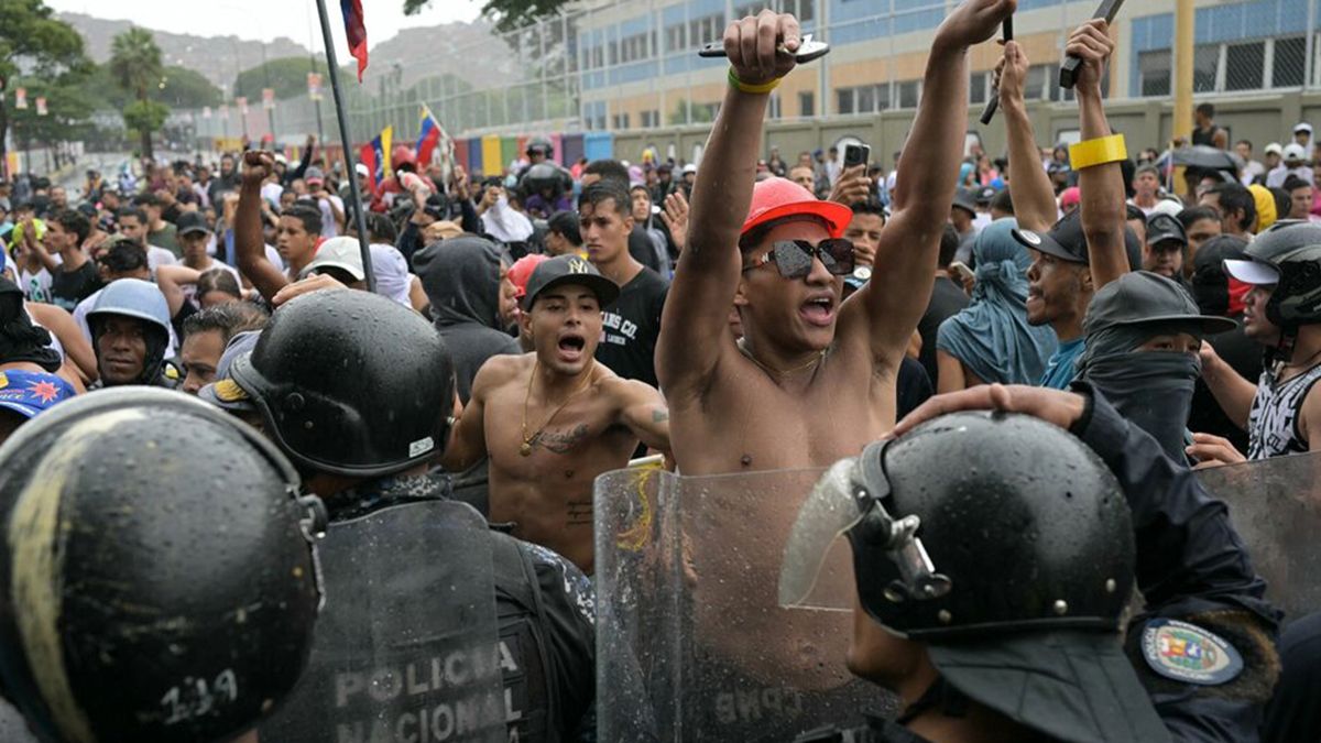 Mientras la oposición marcha denunciando fraude