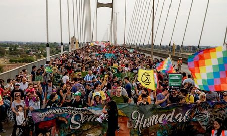 El sábado se realizó una marcha multitudinaria sobre el puente Rosario-Victoria en reclamo del cese de las quemas intencionales. El sábado se realizó una marcha multitudinaria sobre el puente Rosario-Victoria en reclamo del cese de las quemas intencionales.