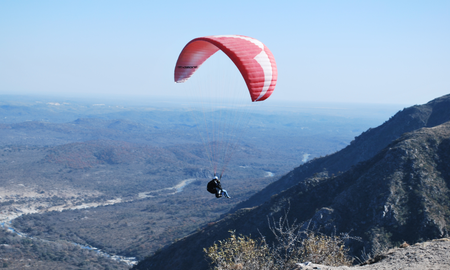 Un hombre falleció al caer de un parapente en La Cumbre, Córdoba Un hombre falleció al caer de un parapente en La Cumbre, Córdoba