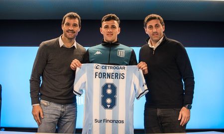 Alan Forneris, junto a Diego Milito y Sebastián Saja, en su primera foto con la camiseta de Racing. Alan Forneris, junto a Diego Milito y Sebastián Saja, en su primera foto con la camiseta de Racing.