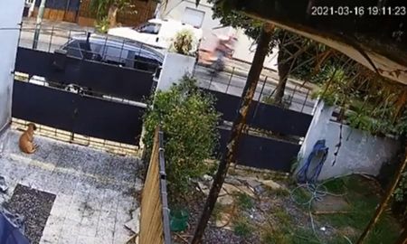Las cámaras de seguridad de una casa grabaron el momento del impacto. Las cámaras de seguridad de una casa grabaron el momento del impacto.