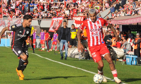 Unión-River: insólito lo que tiraron al campo de juego del 15 de Abril en pleno partido Unión-River: insólito lo que tiraron al campo de juego del 15 de Abril en pleno partido