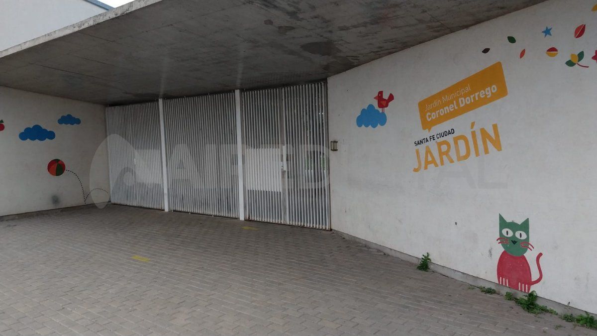 Durante el fin de semana entraron ladrones al Jardín ubicado en Alberdi y Matheu. Robaron la bomba de agua e intentaron llevarse los aires acondicionados.