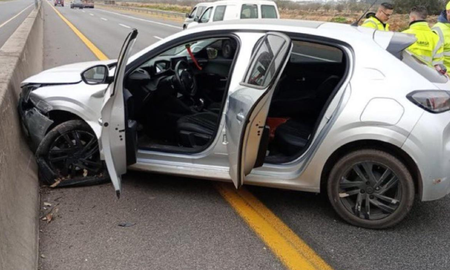 El futbolista de Gimnasia y Esgrima de La Plata, Lautaro Chávez, se descompensó mientras conducía y sufrió un accidente en la Autopista La Plata- Buenos Aires. El futbolista de Gimnasia y Esgrima de La Plata, Lautaro Chávez, se descompensó mientras conducía y sufrió un accidente en la Autopista La Plata- Buenos Aires.