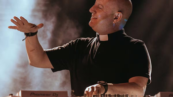Quién es el padre Guilherme, el Cura DJ que homenajeará al Papa Francisco con un show gratuito en Plaza de Mayo