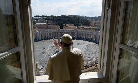 En un acto simbólico, el Papa Francisco da la bendición con la plaza de San Pedro completamente vacía debido al coronavirus. En un acto simbólico, el Papa Francisco da la bendición con la plaza de San Pedro completamente vacía debido al coronavirus.