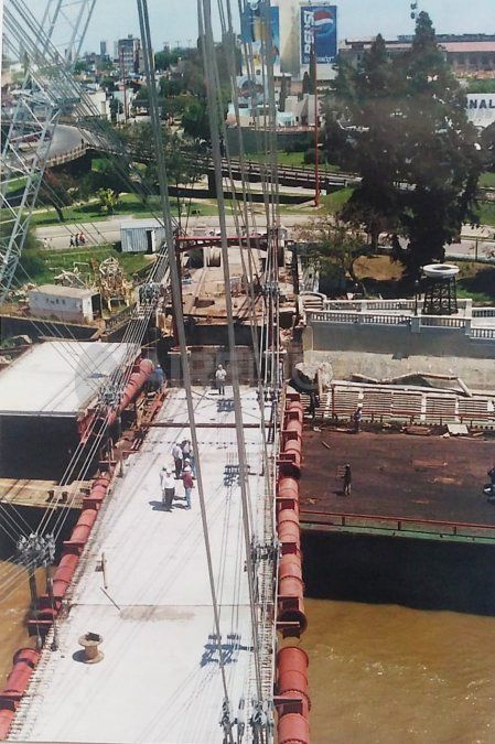 En 2002 se reinauguró el nuevo Puente Colgante.