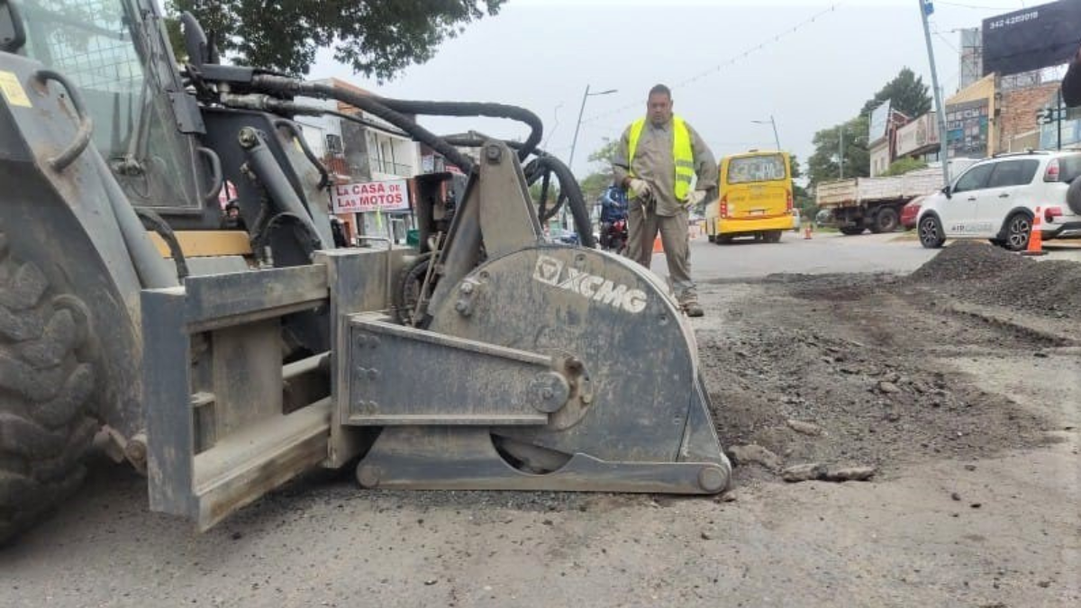 Continúa el trabajo de bacheo en la Avenida 7 de Marzo. Continúa el trabajo de bacheo en la Avenida 7 de Marzo.