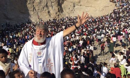 El sacerdote argentino Pedro Opeka, que se destaca por su trabajo con los más necesitados en Madagascar, fue nominado para el Premio Nobel de la Paz. El sacerdote argentino Pedro Opeka, que se destaca por su trabajo con los más necesitados en Madagascar, fue nominado para el Premio Nobel de la Paz.