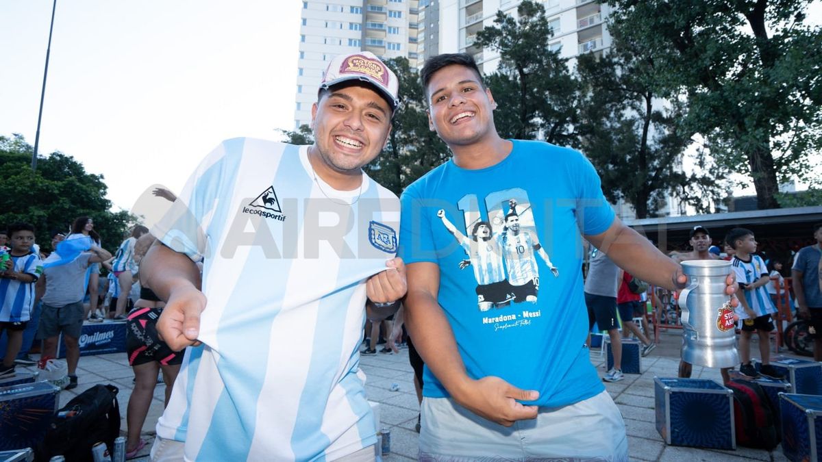 Adem&aacute;s de Messi, en las camisetas de los presentes estaba la figura de Maradona.
