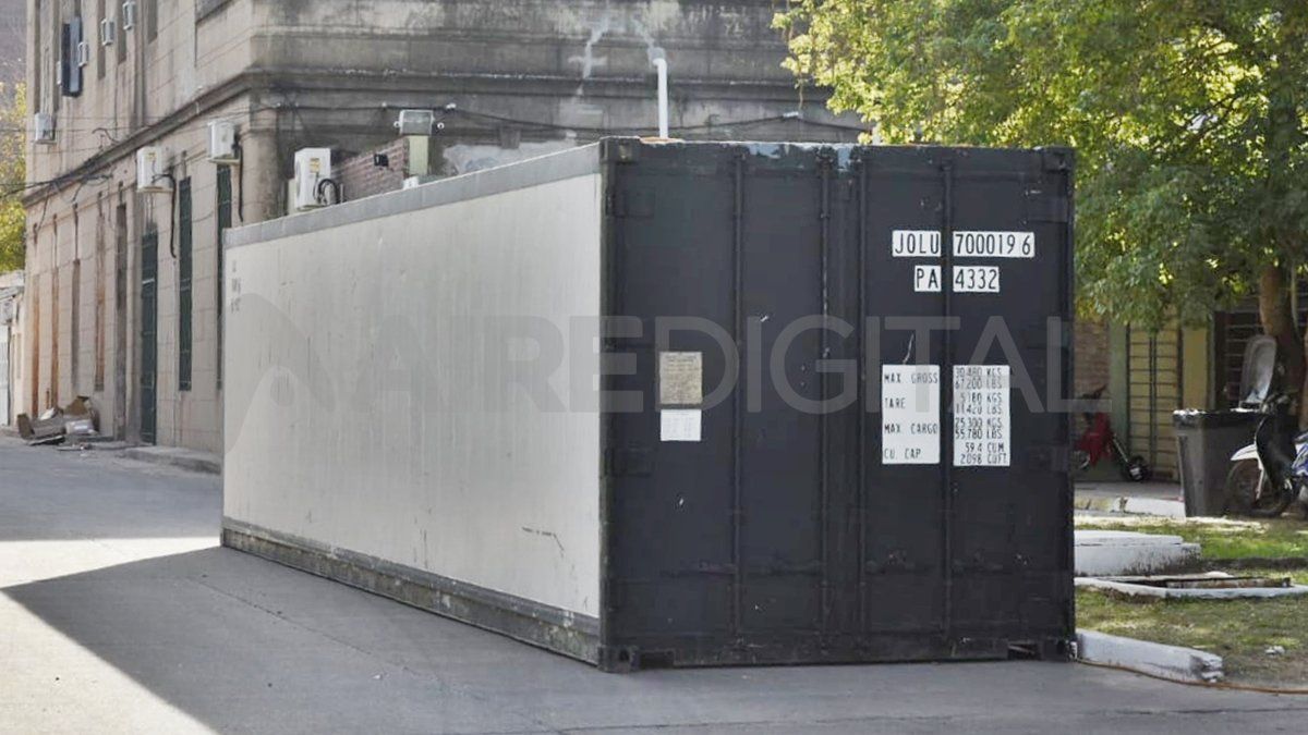 El contenedor refrigerado está ubicado en el patio del Hospital Cullen de Santa Fe.