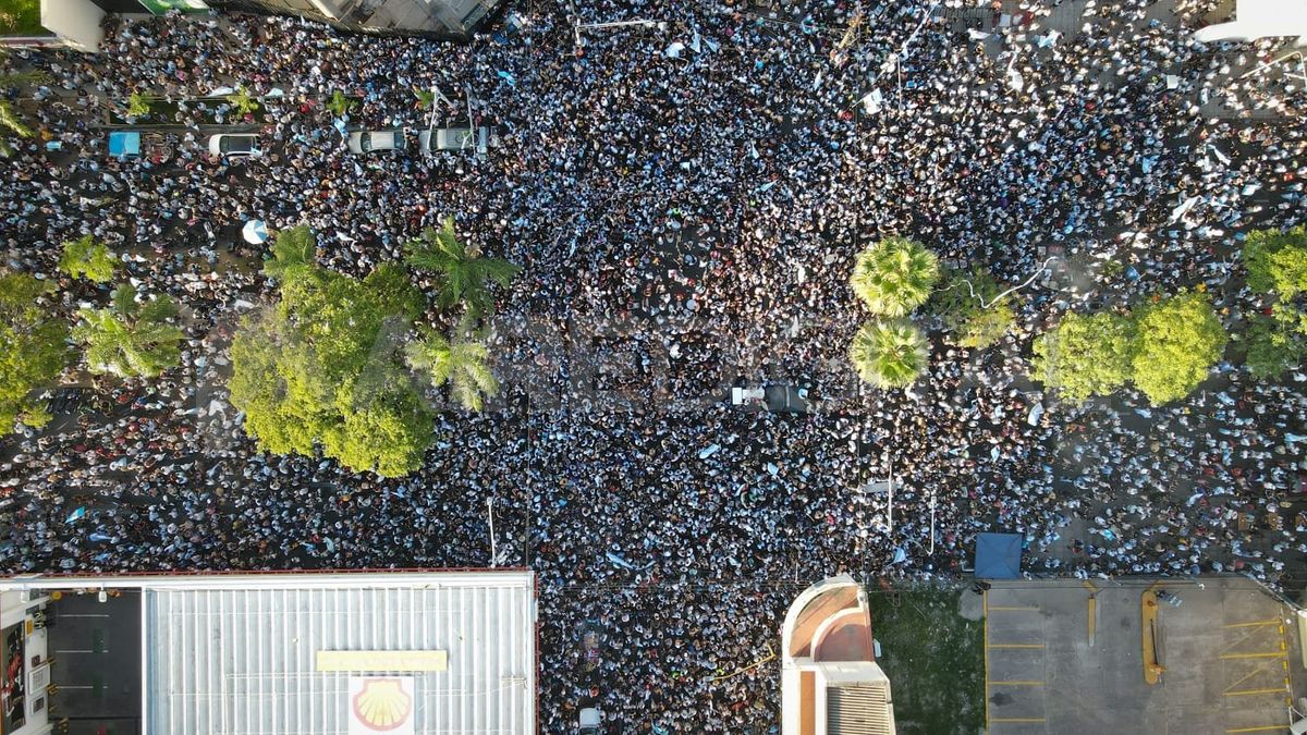 Luego de ver el partido en el Fun Fest, los santafesinos festejaron en la esquina de Bulevar y Rivadavia.
