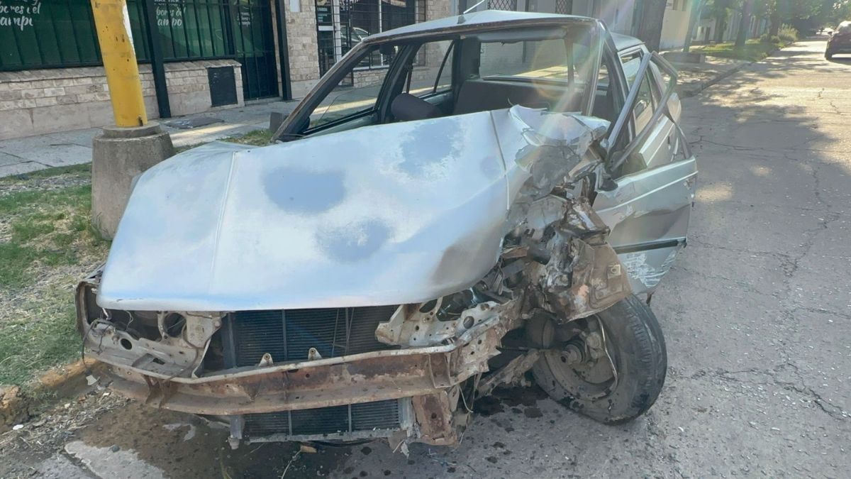 Un Renault 9 impactó contra las punteras ubicadas sobre la avenida