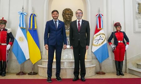 La visita protocolar fortalece el vínculo entre la Provincia y el país europeo en materia de cultura, comercio y cooperación internacional. La visita protocolar fortalece el vínculo entre la Provincia y el país europeo en materia de cultura, comercio y cooperación internacional.