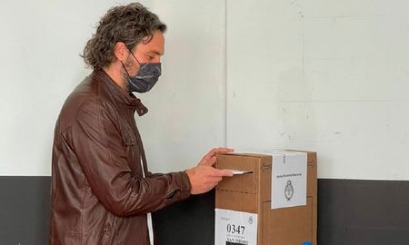Cafiero votó en la escuela CENS Nº 451 de Boulogne, en el partido bonaerense de San Isidro. Cafiero votó en la escuela CENS Nº 451 de Boulogne, en el partido bonaerense de San Isidro.