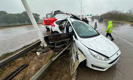 El fuerte accidente se produjo en la Circunvalación Oeste, cuya calzada está complicada por la acumulación de agua. El fuerte accidente se produjo en la Circunvalación Oeste, cuya calzada está complicada por la acumulación de agua.