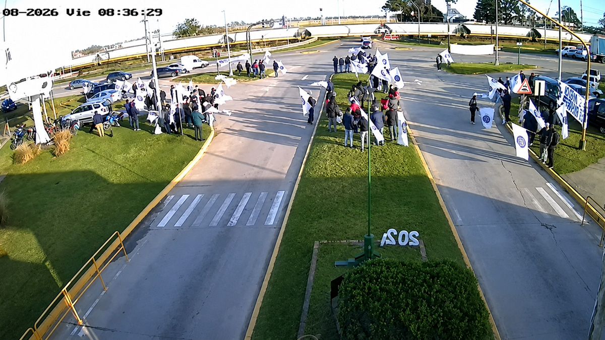 Afiliados de la UOM realizaron un banderazo en el ingreso al Parque Industrial de Santa Fe para reclamar la reapertura de las paritarias y denunciar el atraso salarial que, según el gremio, se arrastra desde marzo.