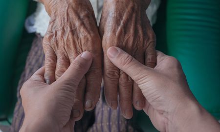 El acompañamiento incluye no sólo la entrega de alimentos y kits, sino también con contención emocional. El acompañamiento incluye no sólo la entrega de alimentos y kits, sino también con contención emocional.