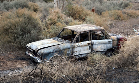 Hallan un cuerpo atado de pies y manos en el baúl de un auto incendiado en Mendoza Hallan un cuerpo atado de pies y manos en el baúl de un auto incendiado en Mendoza