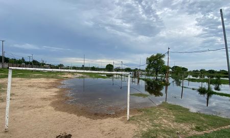 Con la crecida del río Paraná, se inundaron las canchas de un club de Alto Verde. Con la crecida del río Paraná, se inundaron las canchas de un club de Alto Verde.