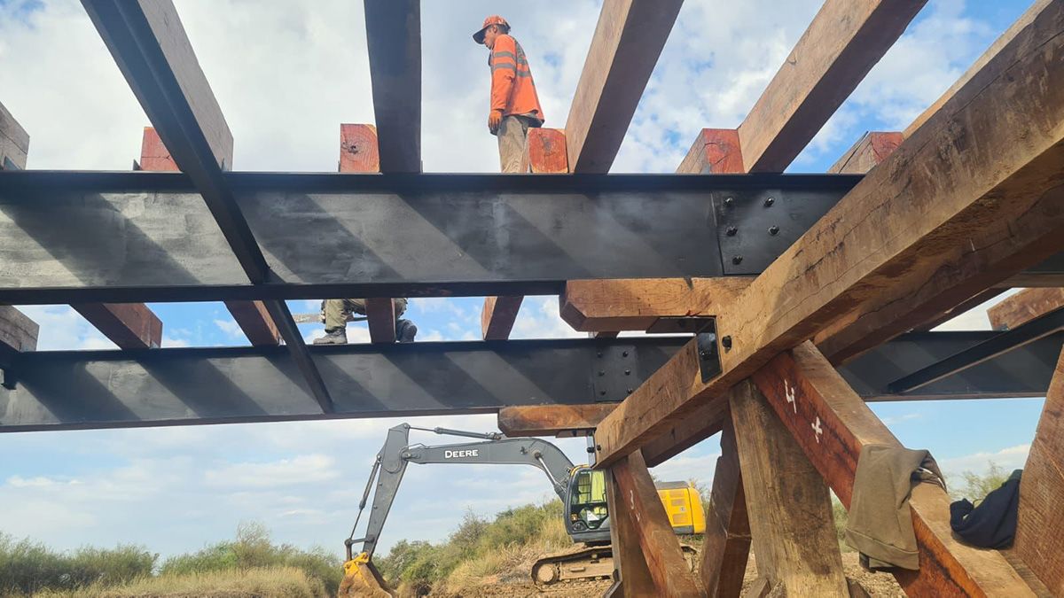 La intervención forma parte de un plan para recuperar la red histórica de puentes de madera en distintos puntos de la provincia.