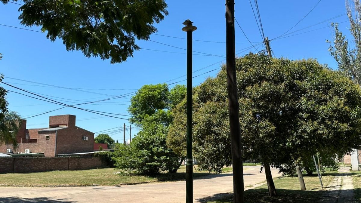 Los delincuentes no solo se llevan la farola, sino también el portafoco y el foco, dejando estructuras colgando.