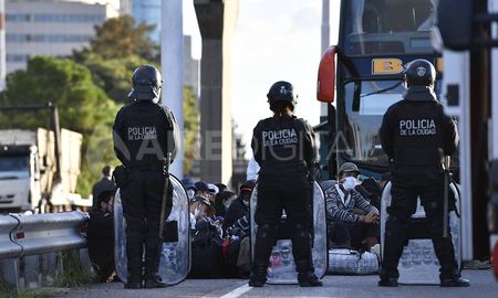 Un fuerte operativo de control ordenó detener al micro. Un fuerte operativo de control ordenó detener al micro.