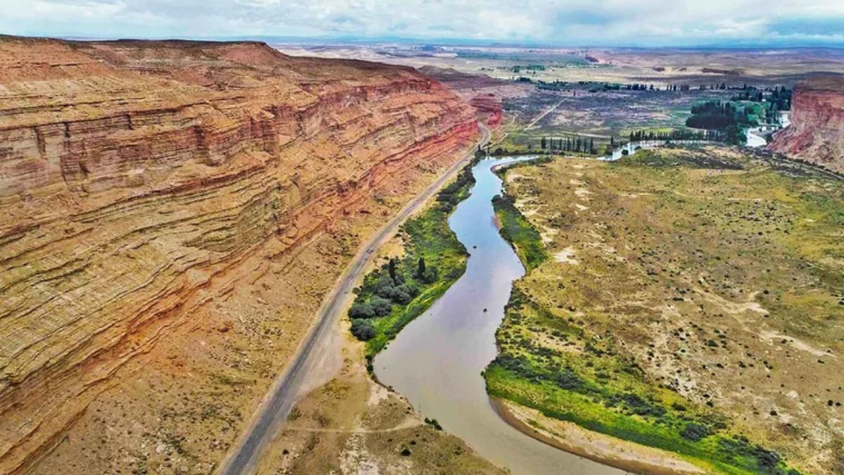 Los farallones rojizos y el río Chubut forman un paisaje único que invita a recorrer senderos y disfrutar de la naturaleza. Los farallones rojizos y el río Chubut forman un paisaje único que invita a recorrer senderos y disfrutar de la naturaleza.